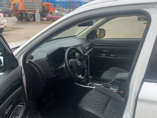 2022 Mitsubishi Outlander III Рестайлинг 3, белый, 2250000 рублей, вид 4