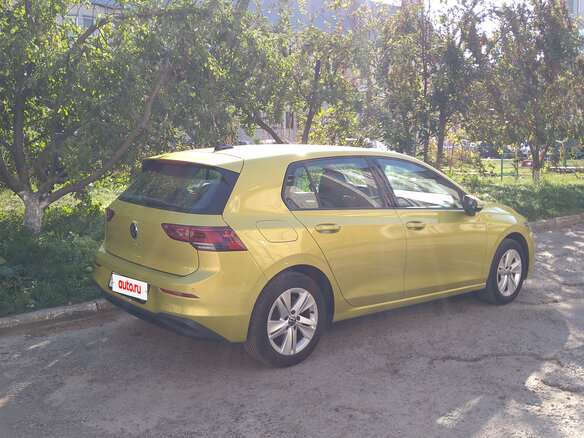 2020 Volkswagen Golf VIII, жёлтый, 2280000 рублей - вид 3