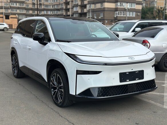 2026 Toyota bZ3X 58.3 kWh, серебристый, 2950000 рублей