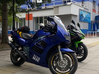 Suzuki RF 900