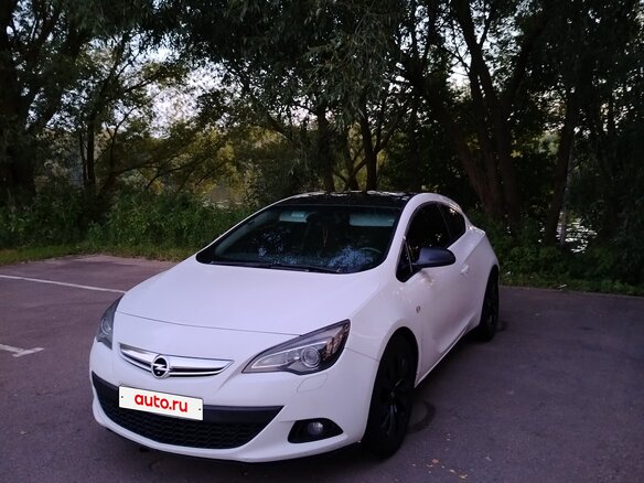 2014 Opel Astra GTC J Рестайлинг, белый, 750000 рублей