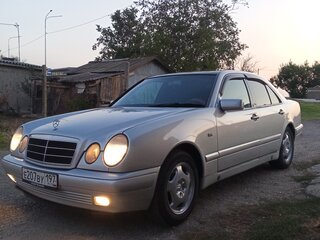 1997 Mercedes-Benz E-Класс 240 II (W210, S210), серый, 600000 рублей, вид 1