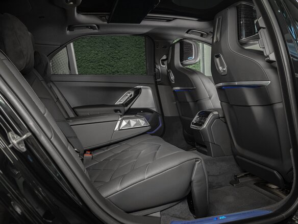 2025 BMW 7 серии 740i xDrive VII (G70), чёрный - вид 17