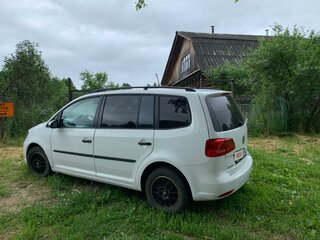 2014 Volkswagen Touran I Рестайлинг 2, белый, 629000 рублей, вид 2