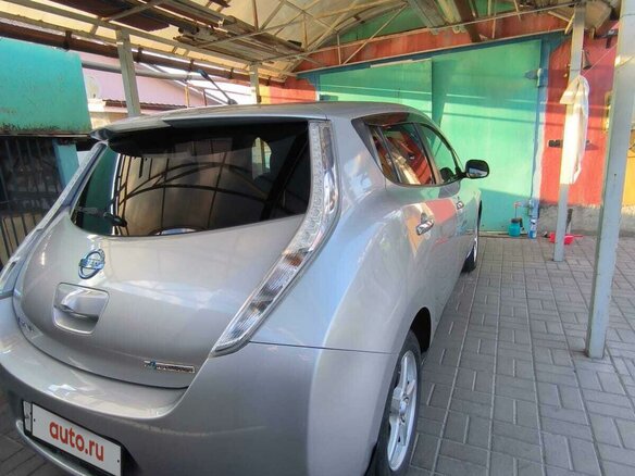 2014 Nissan Leaf (EM57) I (ZE0/AZE0), серый, 1500000 рублей - вид 2