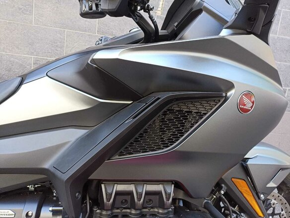 2024 Honda GL 1800 Gold Wing, серебристый, 2399000 рублей - вид 16