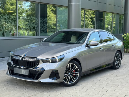 2026 BMW 5 серии 523d xDrive VIII (G60/G61/G68), серый, 8400000 рублей, вид 1