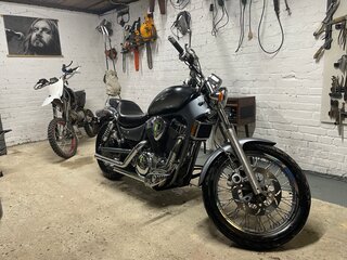 Suzuki Boulevard S83