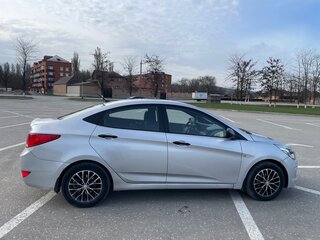 2015 Hyundai Solaris I Рестайлинг, серебристый, 910000 рублей, вид 4