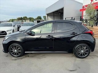 2021 Toyota Yaris IV, чёрный, 1120000 рублей, вид 3