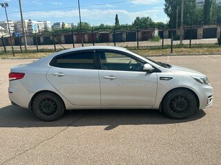 2016 Kia Rio III Рестайлинг, серебристый, 1037000 рублей, вид 3