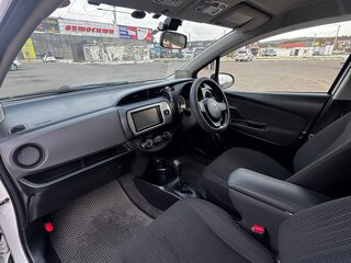 2015 Toyota Vitz III (XP130) Рестайлинг, белый, 800000 рублей, вид 4