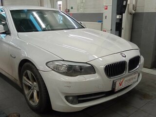 2013 BMW 5 серии 520i VI (F10/F11/F07), белый, 1716000 рублей, вид 2