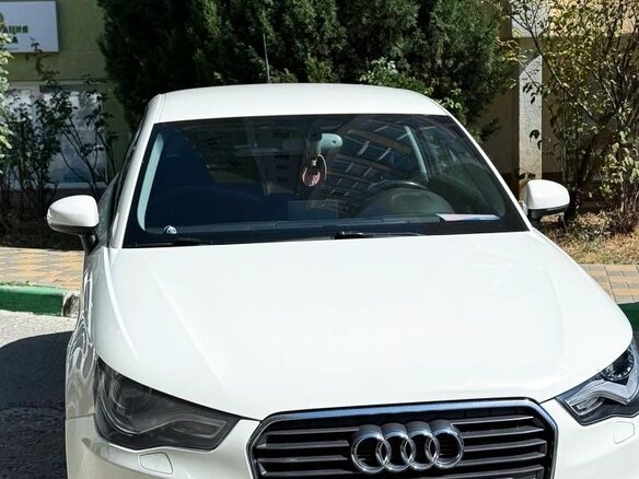 2011 Audi A1 I (8X), белый, 950000 рублей