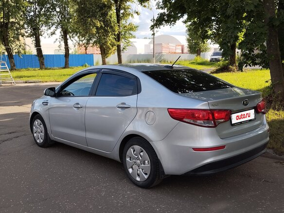 2016 Kia Rio III Рестайлинг, серебристый, 600000 рублей - вид 3