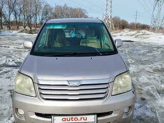 2002 Toyota Noah I (R60), серый, 650000 рублей, вид 1