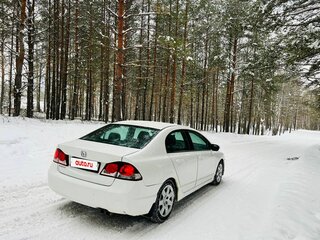 2011 Honda Civic VIII Рестайлинг, белый, 1000000 рублей, вид 4