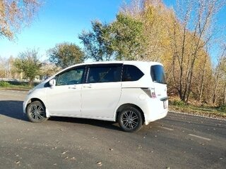 2013 Honda Freed I Рестайлинг, белый, 1399999 рублей, вид 5