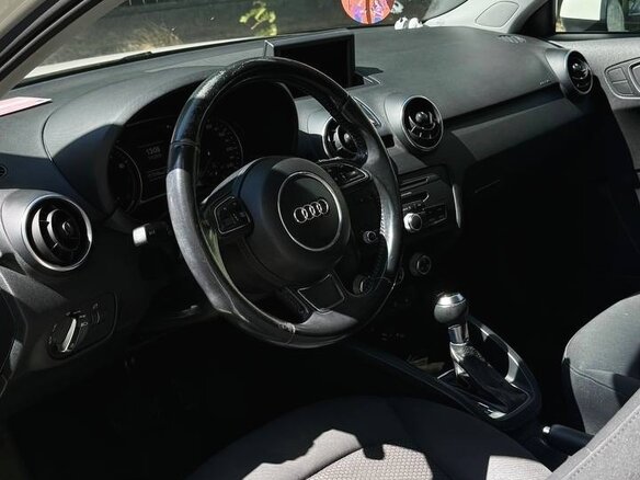 2011 Audi A1 I (8X), белый, 950000 рублей - вид 2