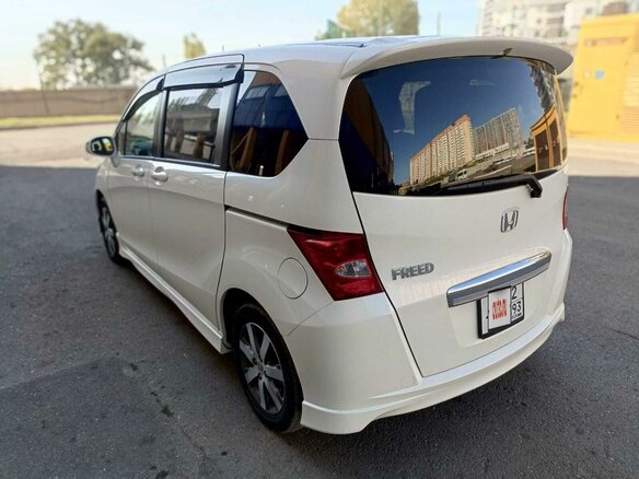 2010 Honda Freed I, белый, 1180000 рублей - вид 5