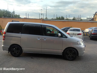 2002 Toyota Noah I (R60), серебристый, 900000 рублей, вид 3