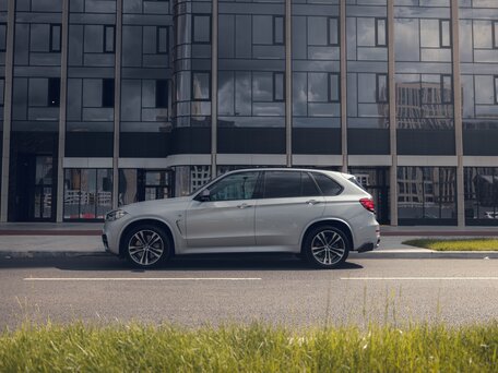 2018 BMW X5 M50d III (F15), серебристый, 4950000 рублей, вид 3
