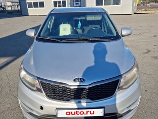 2017 Kia Rio III Рестайлинг, серебристый, 690000 рублей, вид 2