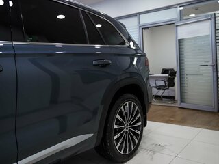 2026 Geely Monjaro I, серый, 4954990 рублей, вид 3