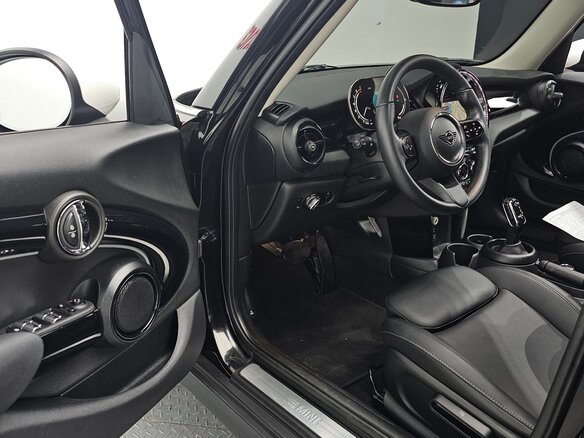 2022 Mini Hatch Cooper III (F55/F56) Рестайлинг 2, чёрный, 1795000 рублей - вид 6