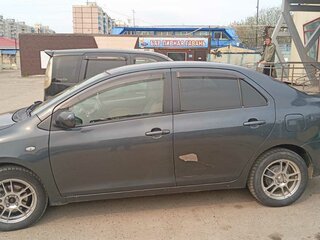 2005 Toyota Belta I, серый, 550000 рублей, вид 2