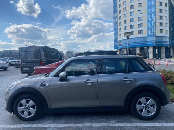 2020 Mini Hatch Cooper D III (F55/F56) Рестайлинг, серый, 1600000 рублей - вид 3