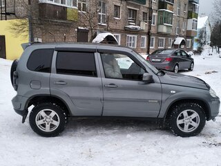 2017 Chevrolet Niva I Рестайлинг, серый, 800000 рублей, вид 4