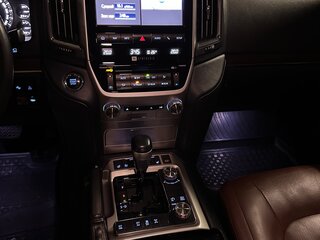 2017 Toyota Land Cruiser 200 Series Рестайлинг 2, белый, 18000000 рублей, вид 5