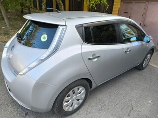 2013 Nissan Leaf (EM57) I (ZE0/AZE0), серебристый, 850000 рублей, вид 4