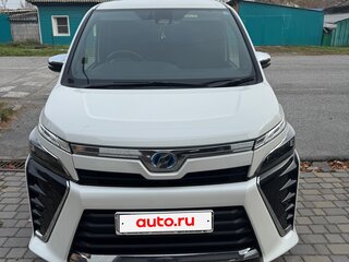 2018 Toyota Voxy III (R80) Рестайлинг, белый, 2800000 рублей, вид 2
