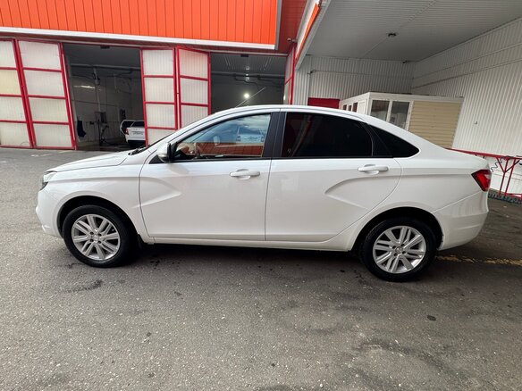 2017 Lada (ВАЗ) Vesta I, белый, 830000 рублей - вид 2