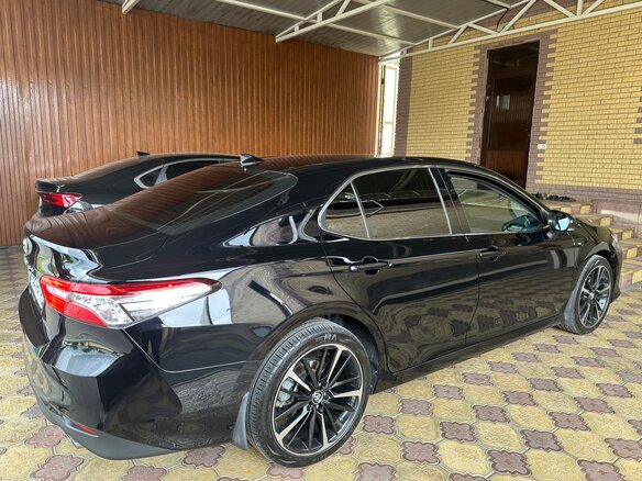 2021 Toyota Camry VIII (XV70) Рестайлинг, чёрный, 4150000 рублей - вид 4