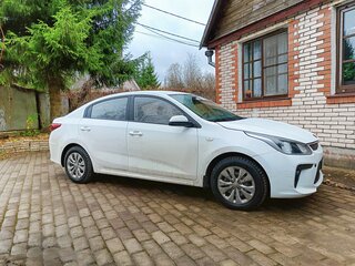 2020 Kia Rio IV, белый, 899000 рублей, вид 3