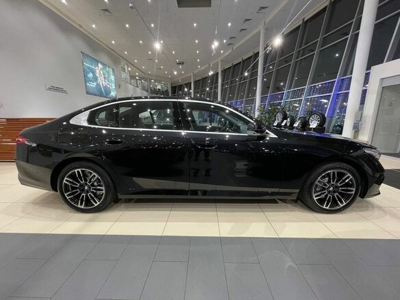 2025 BMW 5 серии 530Li xDrive VIII (G60/G61/G68), чёрный - вид 3