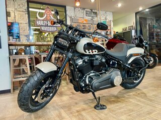 2022 Harley-Davidson Fat Bob, белый, 3100000 рублей, вид 2