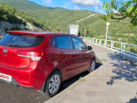 2017 Kia Rio III Рестайлинг, красный, 800000 рублей, вид 3