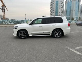 2018 Toyota Land Cruiser 200 Series Рестайлинг 2, белый, 7300000 рублей, вид 4