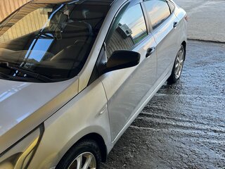 2015 Hyundai Solaris I Рестайлинг, серебристый, 450000 рублей, вид 2
