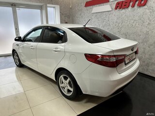 2013 Kia Rio 5-speed III, белый, 899000 рублей, вид 3