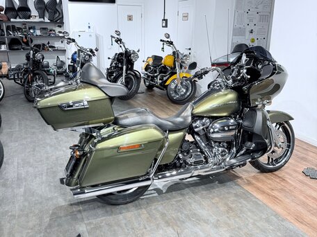 2017 Harley-Davidson Road Glide, зелёный, 1999000 рублей, вид 4
