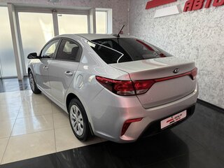 2019 Kia Rio IV, серебристый, 1655000 рублей, вид 3