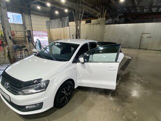 2017 Volkswagen Polo V Рестайлинг, белый, 900000 рублей, вид 1