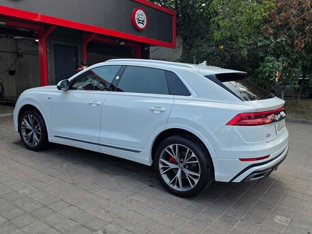2020 Audi Q8 50 TDI I (4M), белый, 7490000 рублей, вид 3