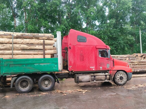 2000 Freightliner Century Class, красный, 900000 рублей - вид 2