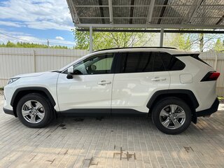 2022 Toyota RAV4 V (XA50), белый, 3680000 рублей, вид 3